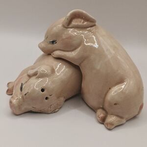 Rob Roy Cuddling Pigs Salt & Pepper Shakers Preowned Ceramic Chip On Rear Foot